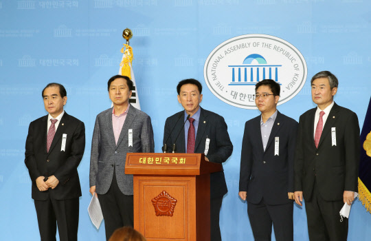 국회 외교통일위원회 소속인 통합당의 태영호·김기현·김석기·지성호·조태용 의원이 21일 국회 소통관에서 이인영 통일부 장관 후보자 인사청문회 자료 제출 부실 관련 기자회견을 열고 야당의 자료 제출 요구에 성실히 임할 것을 촉구하고 있다. 연합뉴스